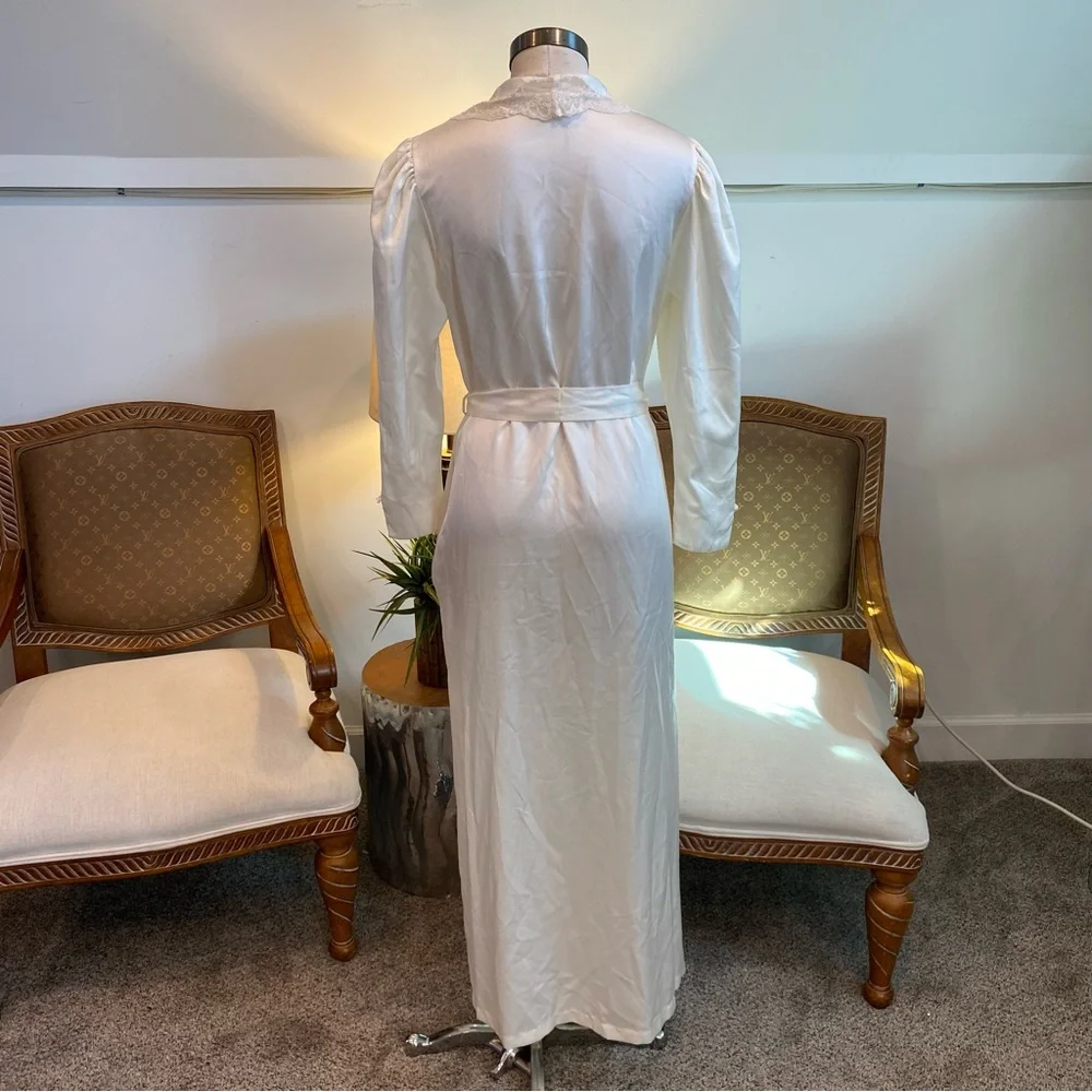 Vintage Sara Beth Elegant White Satin Lace Trimmed Robe w Floral Embroidery - Picture 4 of 6